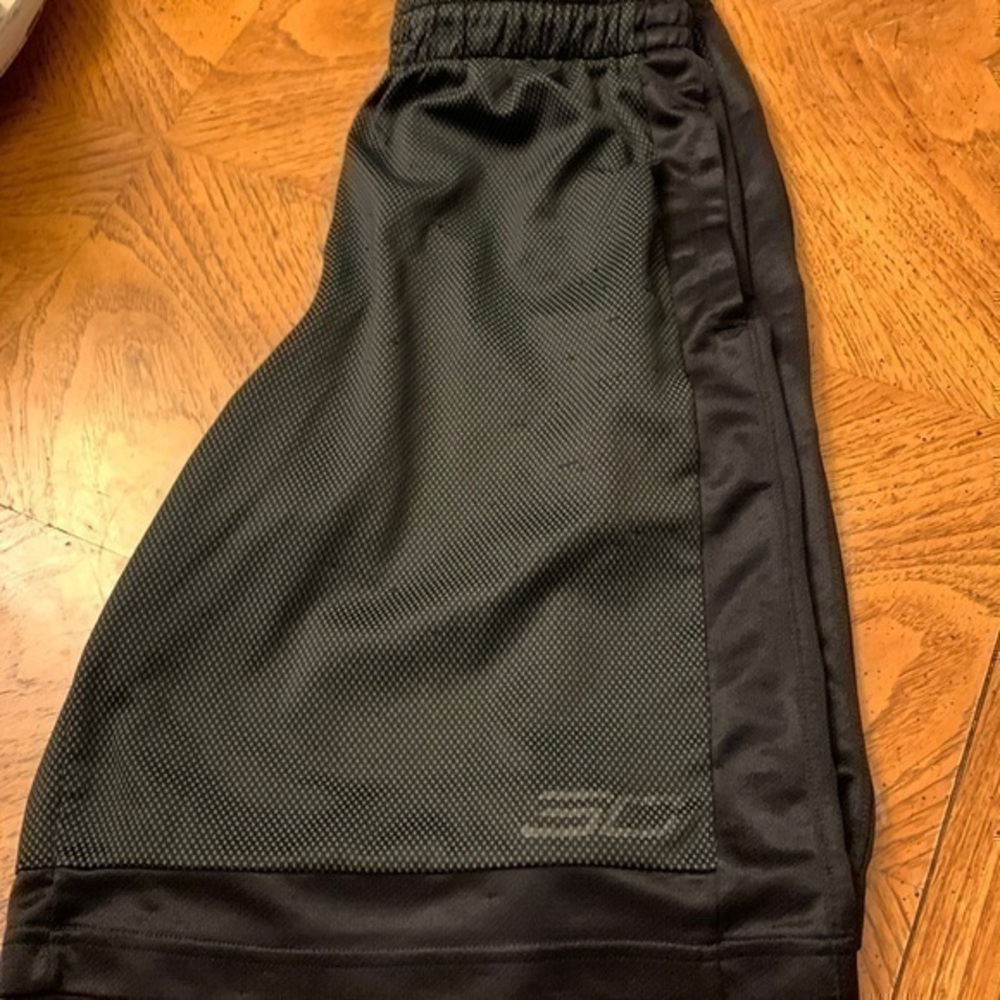 Under armour athletic shorts size M